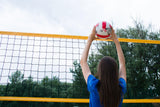 mädchen mit Volleyball von hinten